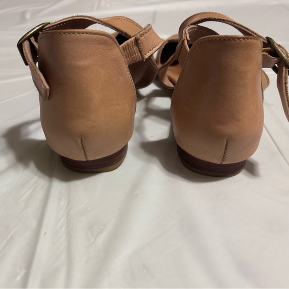 Elf Women’s Scallop-Trim Ankle Strap Leather Flats in Tan size 7.5 - Picture 10 of 10